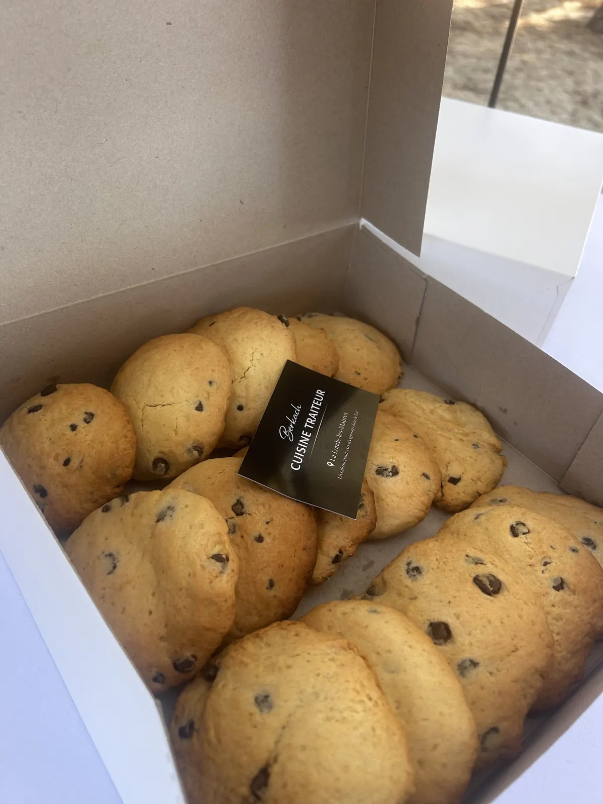 Boîte de cookies maison avec la carte de Berkach Cuisine Traiteur