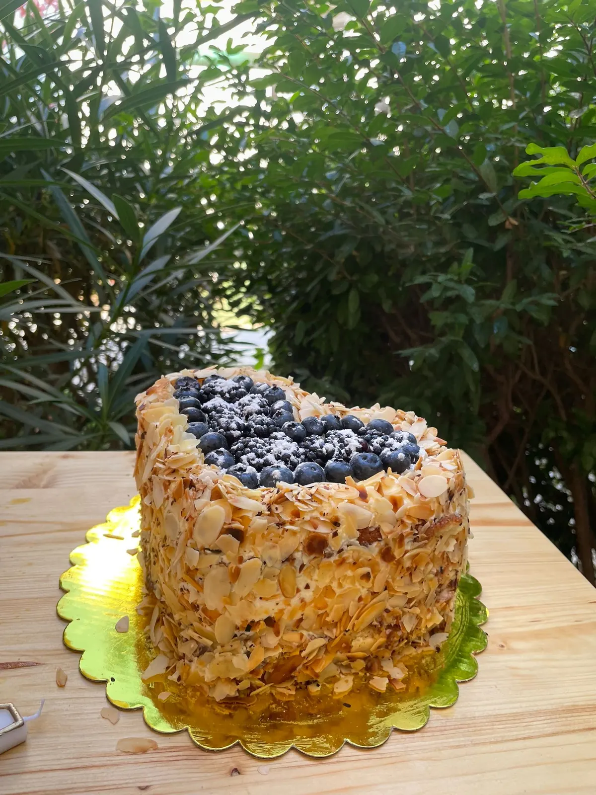 Gâteau en forme de cœur aux amandes effilées et aux myrtilles