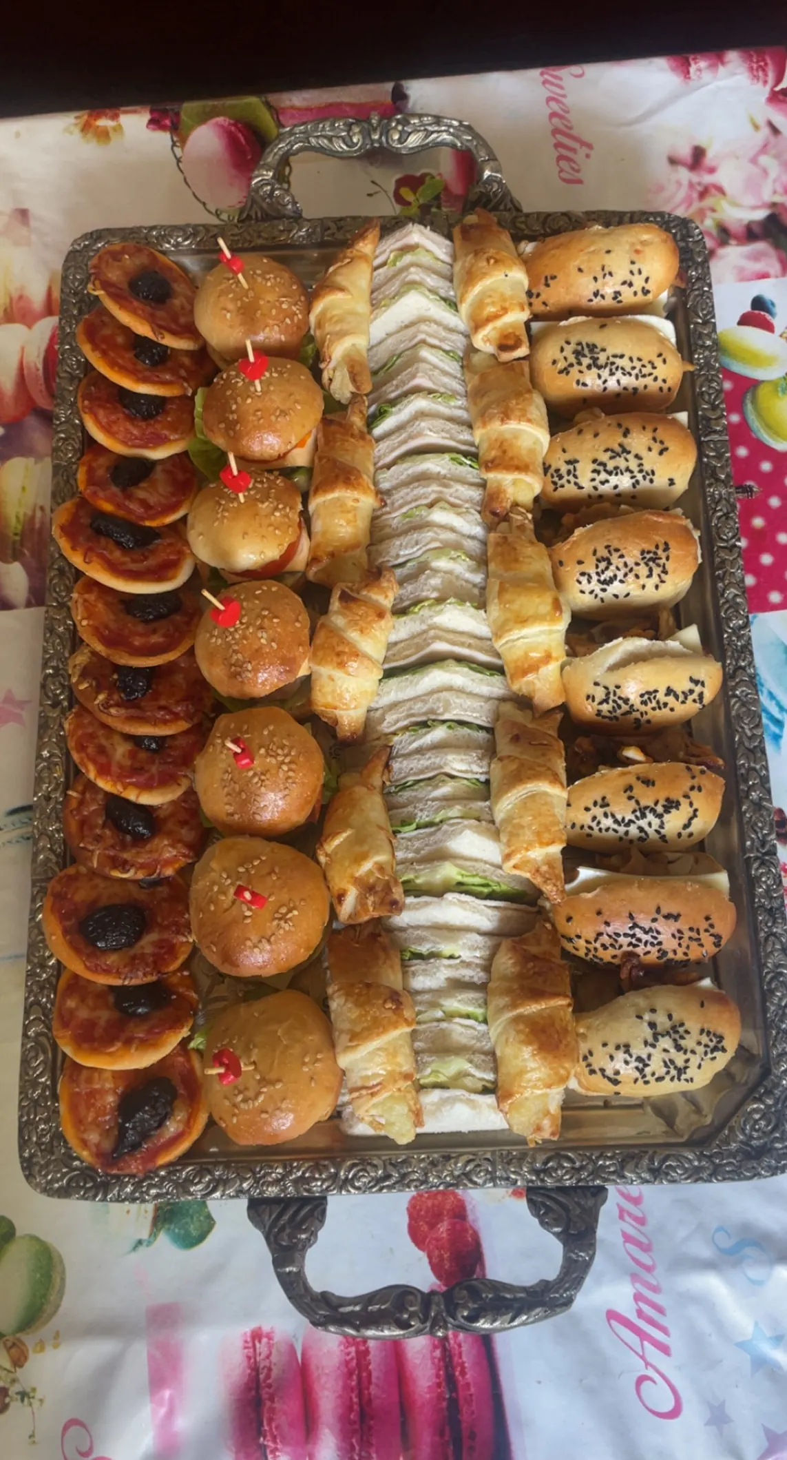Plateau argenté de mignardises salées faites maison : mini-pizzas, mini-sandwichs et petits pains