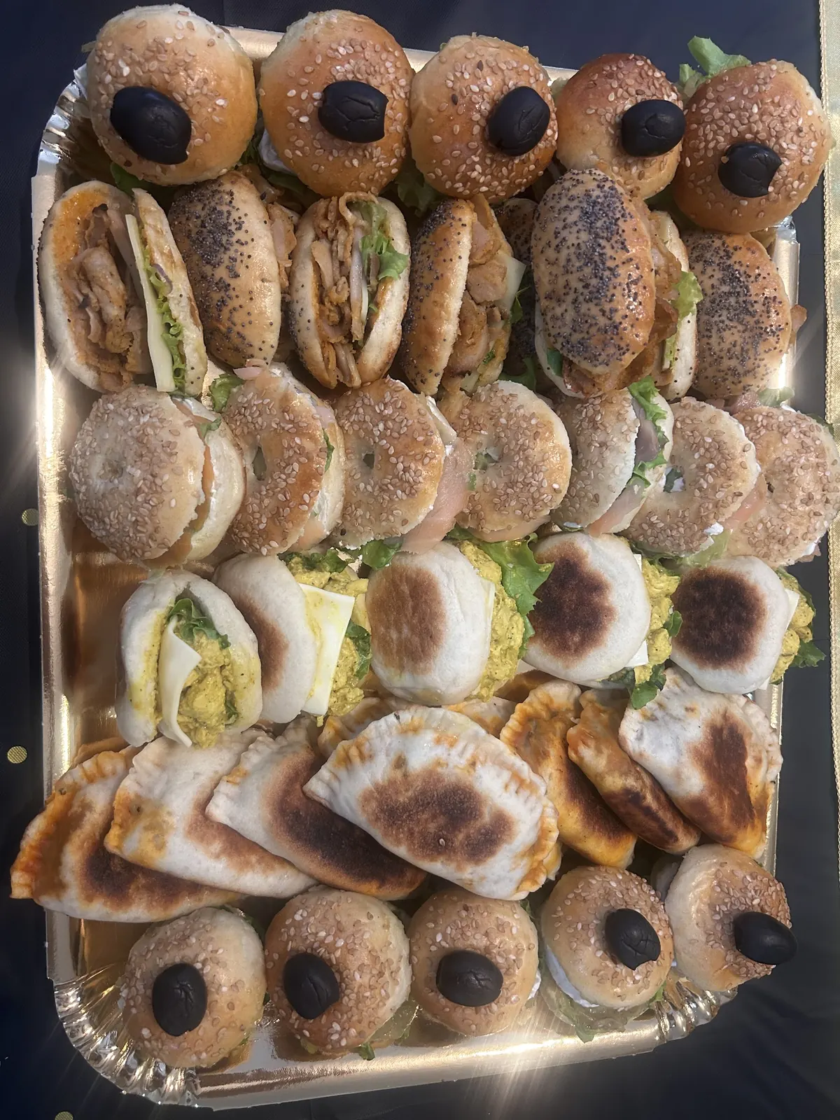 Plateau de mini-bagels, navettes et chaussons faits maison