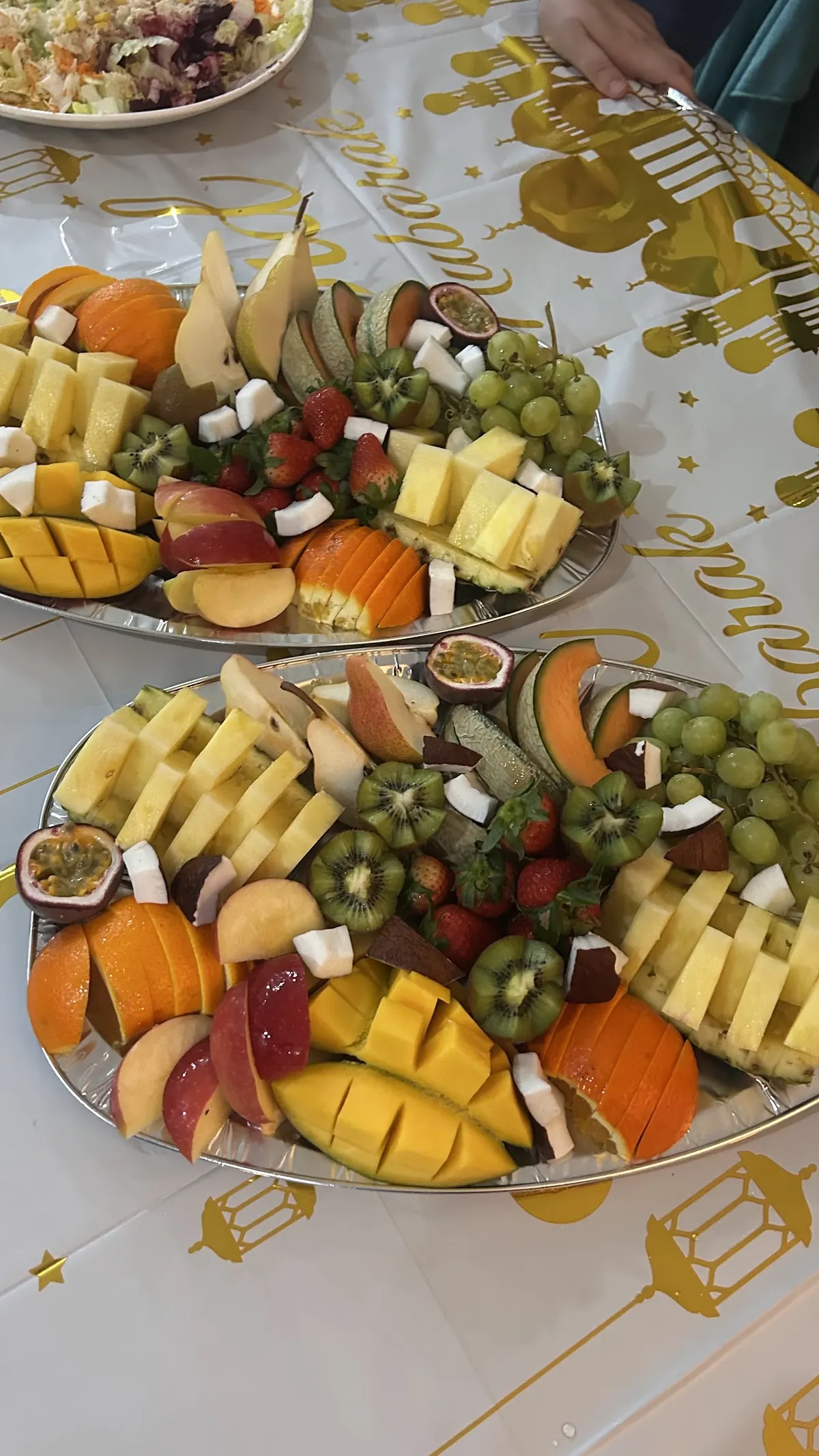 Plateaux de fruits frais : mangue, kiwi, raisin, fruits de la passion